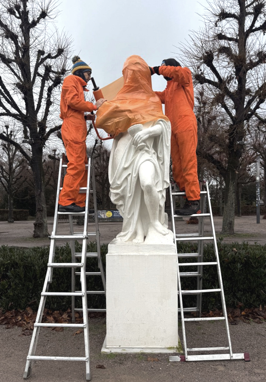 Hermanas, OrangeTheWorld, Orange the world, Francis Karat, Statues in orange, Medienkunst Karlsruhe,